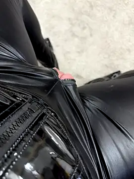 Snapshot of SexyLatexObject chatting on 09-30-25, 01:16 SexyLatexObject online show from 09-30-25, 01:16