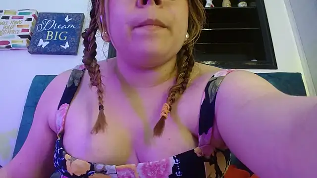 Snapshot of EmmaCoxx chatting on 01-19-25, 04:01 EmmaCoxx online show from 01-19-25, 04:01