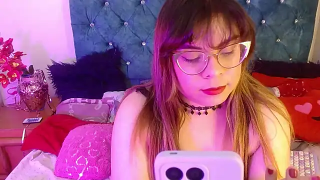 Snapshot of EmmaCoxx chatting on 02-02-25, 02:06 EmmaCoxx online show from 02-02-25, 02:06