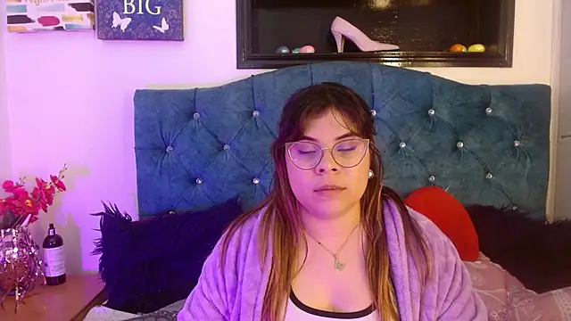 Snapshot of EmmaCoxx chatting on 02-08-25, 12:06 EmmaCoxx online show from 02-08-25, 12:06