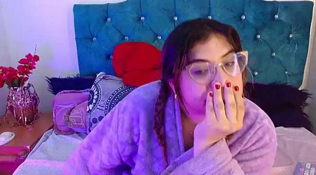 Snapshot of EmmaCoxx chatting on 02-09-25, 05:33 EmmaCoxx online show from 02-09-25, 05:33