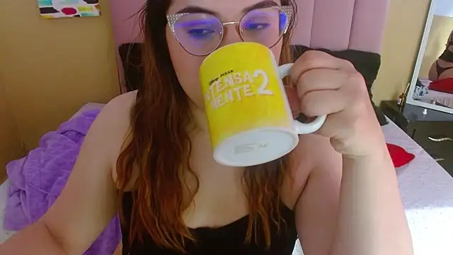 Snapshot of EmmaCoxx chatting on 02-25-25, 02:47 EmmaCoxx online show from 02-25-25, 02:47