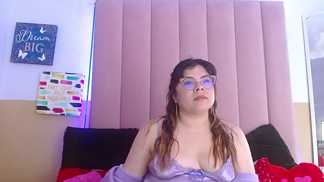 Snapshot of EmmaCoxx chatting on 02-26-25, 05:42 EmmaCoxx online show from 02-26-25, 05:42