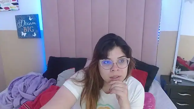 Snapshot of EmmaCoxx chatting on 03-01-25, 02:04 EmmaCoxx online show from 03-01-25, 02:04