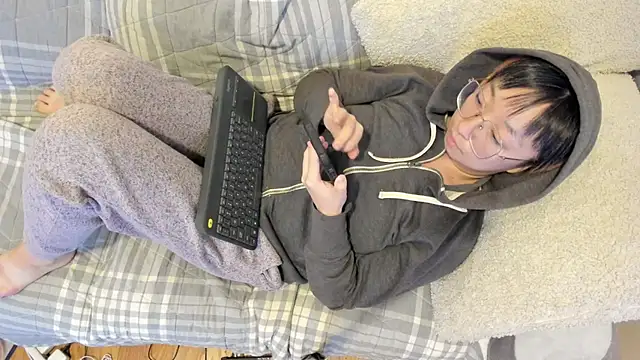 Snapshot of luxgray chatting on 10-16-25, 01:06 luxgray online show from 10-16-25, 01:06