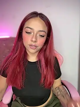 Snapshot of YovngBaby chatting on 10-24-25, 11:56 YovngBaby online show from 10-24-25, 11:56