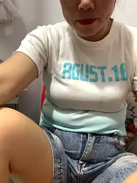 Snapshot of Baby-bigtits chatting on 10-30-25, 12:45 Baby-bigtits online show from 10-30-25, 12:45