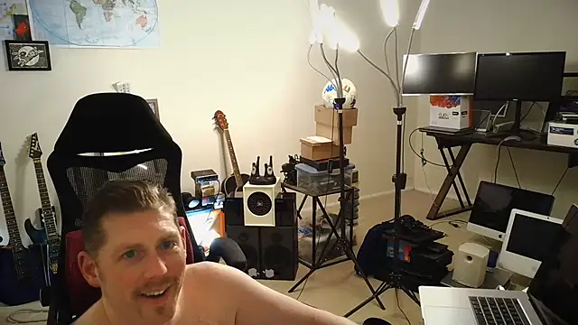 Snapshot of Rock_Pierce chatting on 11-05-25, 11:32 Rock Pierce online show from 11-05-25, 11:32