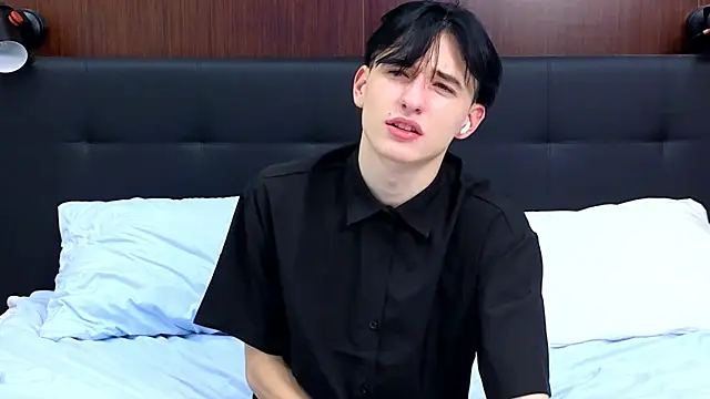 Snapshot of AmondCor chatting on 12-23-24, 02:50 AmondCor online show from 12-23-24, 02:50