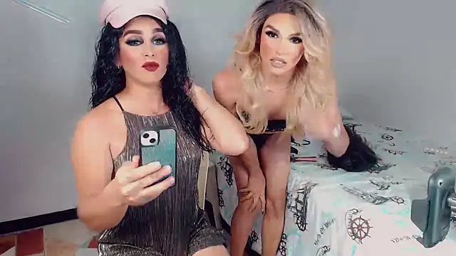 Snapshot of New_Dolls chatting on 10-25-25, 11:43 New Dolls online show from 10-25-25, 11:43