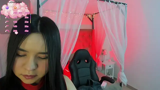 Snapshot of Hanna__Becker_ chatting on 10-17-25, 03:53 Hanna Becker online show from 10-17-25, 03:53