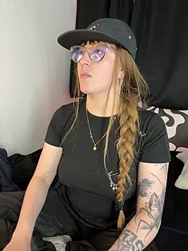 Snapshot of tekila__ chatting on 10-17-25, 10:23 tekila online show from 10-17-25, 10:23