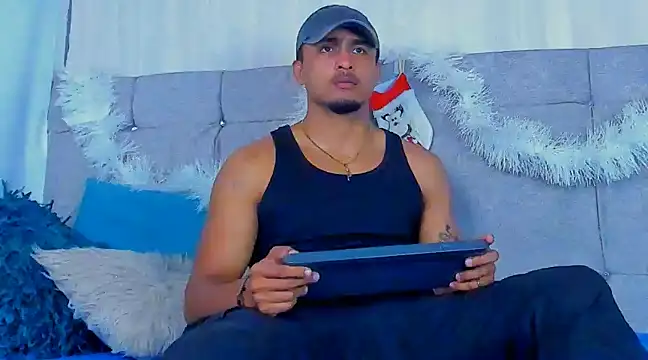 Snapshot of Mateo_Reales chatting on 12-19-24, 03:29 Mateo Reales online show from 12-19-24, 03:29