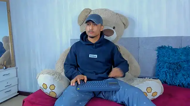 Snapshot of Mateo_Reales chatting on 01-25-25, 04:23 Mateo Reales online show from 01-25-25, 04:23