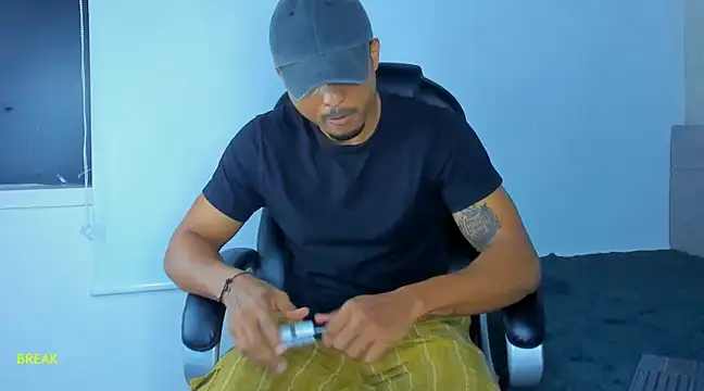 Snapshot of Mateo_Reales chatting on 01-30-25, 04:37 Mateo Reales online show from 01-30-25, 04:37