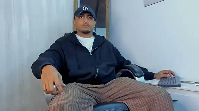 Snapshot of Mateo_Reales chatting on 02-26-25, 03:32 Mateo Reales online show from 02-26-25, 03:32