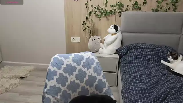 HermioneHHH online show from 03-18-25, 06:04