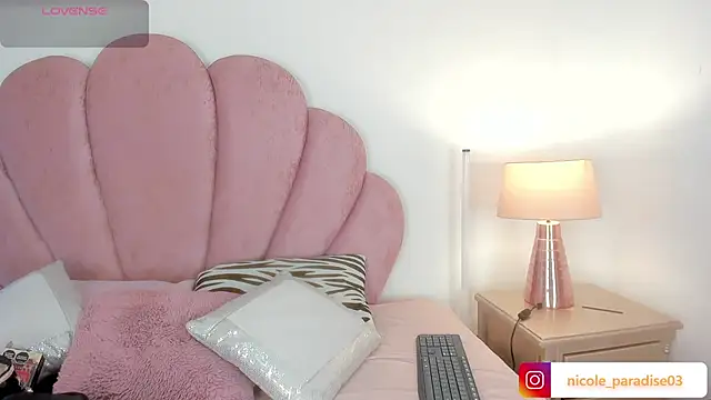 Nicole Paradise online show from 06-25-26, 01:15