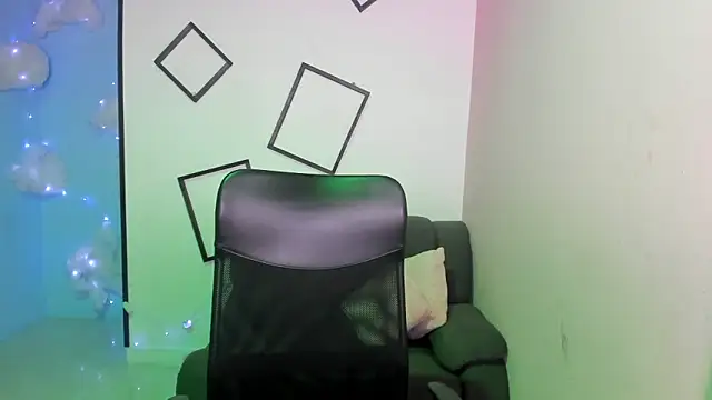 Aurora 18 online show from 10-23-25, 02:49