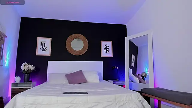 Snapshot of VioletPaket chatting on 02-21-26, 12:17 VioletPaket online show from 02-21-26, 12:17