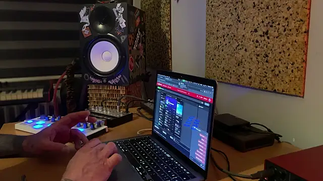 Snapshot of kameray12 chatting on 03-07-25, 04:44 kameray12 online show from 03-07-25, 04:44