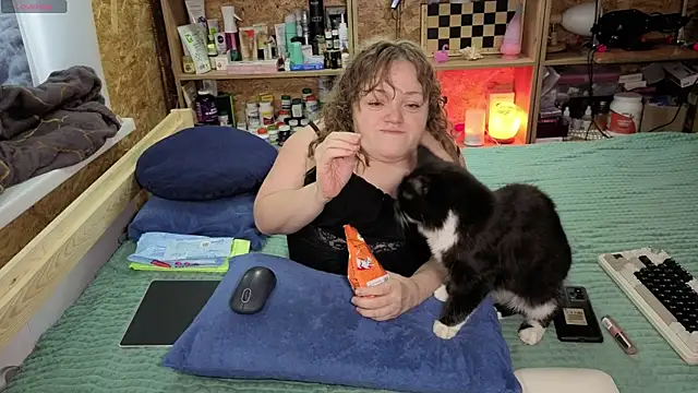 MiniNatalie online show from 12-14-25, 04:18