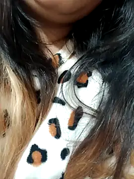 Snapshot of SHUBHI880 chatting on 12-25-24, 05:26 SHUBHI880 online show from 12-25-24, 05:26