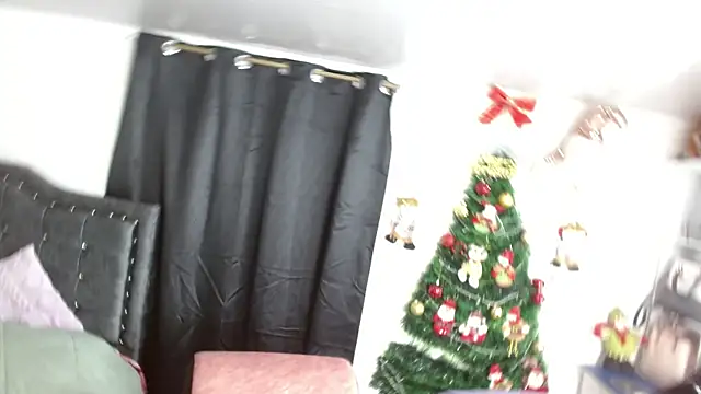 Snapshot of AnnaRosse1 chatting on 12-30-24, 12:32 AnnaRosse1 online show from 12-30-24, 12:32