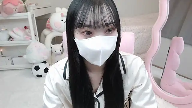Snapshot of momo_room chatting on 12-12-24, 09:30 momo room online show from 12-12-24, 09:30