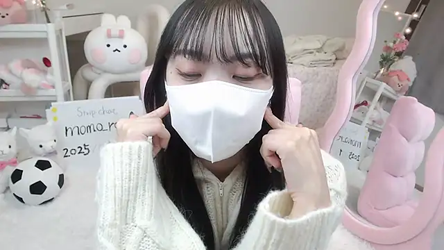 Snapshot of momo_room chatting on 01-04-25, 11:00 momo room online show from 01-04-25, 11:00