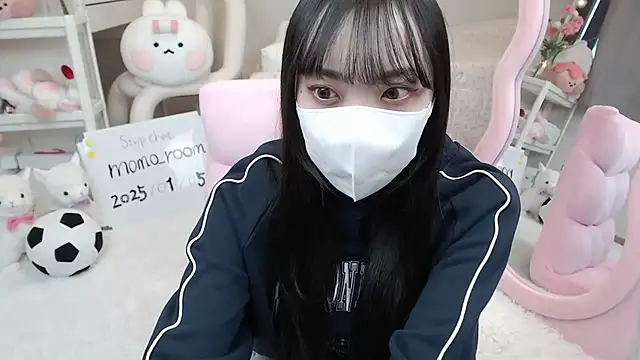 Snapshot of momo_room chatting on 01-05-25, 04:04 momo room online show from 01-05-25, 04:04