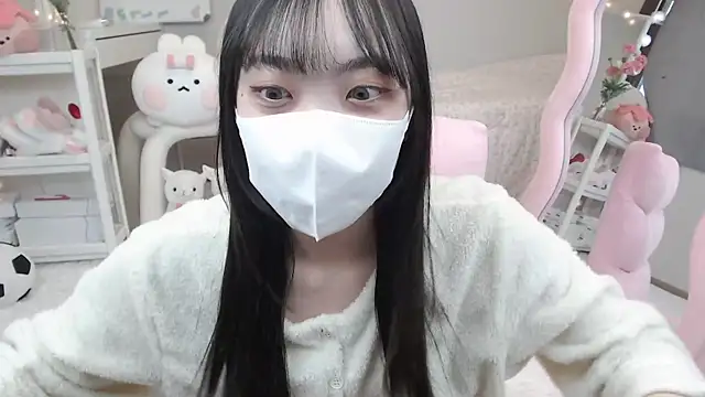 Snapshot of momo_room chatting on 01-18-25, 04:04 momo room online show from 01-18-25, 04:04