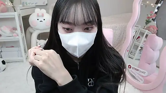 Snapshot of momo_room chatting on 01-19-25, 03:39 momo room online show from 01-19-25, 03:39
