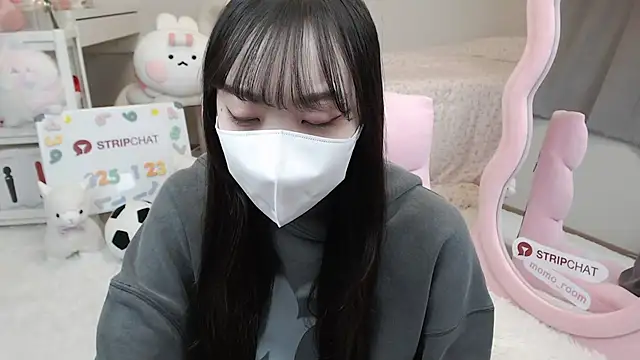 Snapshot of momo_room chatting on 01-23-25, 10:11 momo room online show from 01-23-25, 10:11