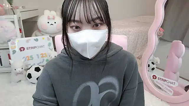 Snapshot of momo_room chatting on 01-23-25, 01:13 momo room online show from 01-23-25, 01:13