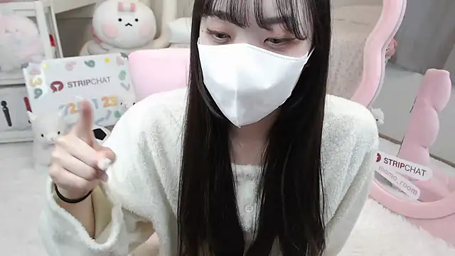 Snapshot of momo_room chatting on 01-25-25, 04:02 momo room online show from 01-25-25, 04:02