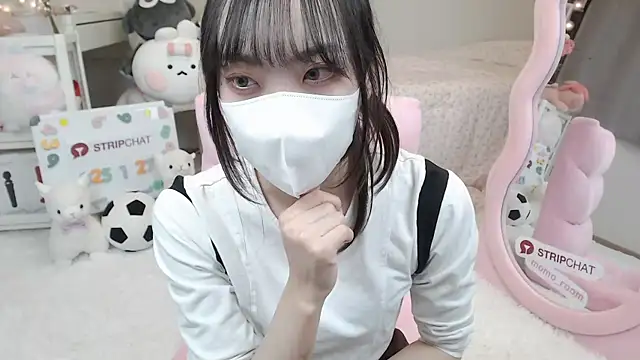 Snapshot of momo_room chatting on 01-27-25, 01:30 momo room online show from 01-27-25, 01:30