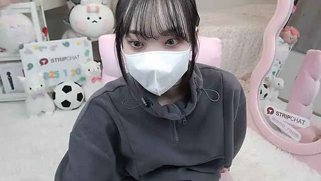 Snapshot of momo_room chatting on 01-30-25, 01:42 momo room online show from 01-30-25, 01:42