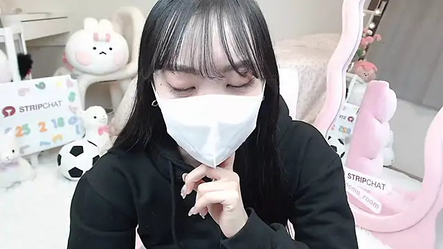 Snapshot of momo_room chatting on 02-20-25, 10:48 momo room online show from 02-20-25, 10:48
