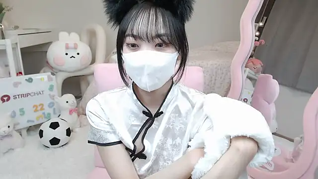 Snapshot of momo_room chatting on 02-22-25, 01:24 momo room online show from 02-22-25, 01:24