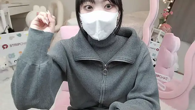 Snapshot of momo_room chatting on 02-23-25, 12:05 momo room online show from 02-23-25, 12:05