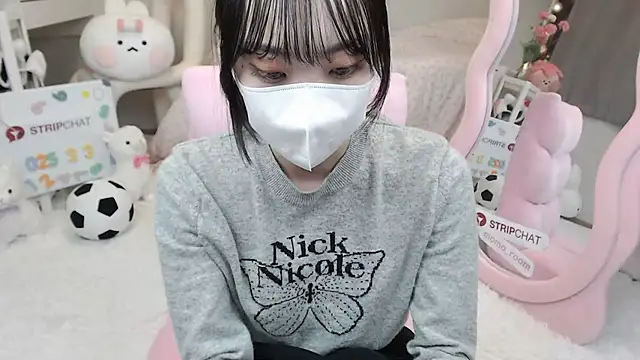 Snapshot of momo_room chatting on 03-03-25, 01:42 momo room online show from 03-03-25, 01:42
