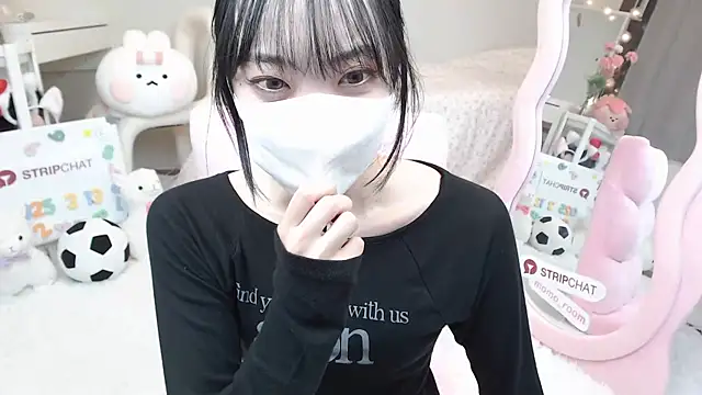 Snapshot of momo_room chatting on 03-13-25, 01:29 momo room online show from 03-13-25, 01:29