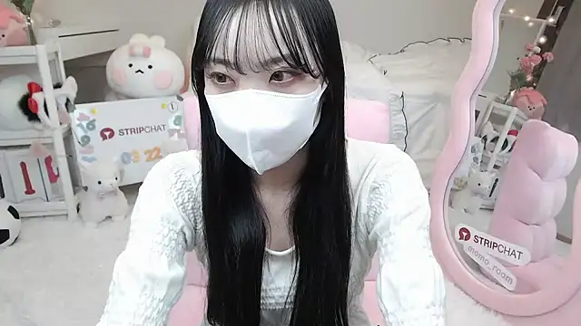 Snapshot of momo_room chatting on 03-22-25, 10:28 momo room online show from 03-22-25, 10:28