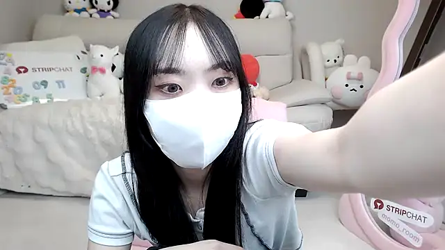 Snapshot of momo_room chatting on 09-11-25, 10:26 momo room online show from 09-11-25, 10:26