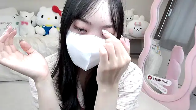 Snapshot of momo_room chatting on 09-15-25, 06:35 momo room online show from 09-15-25, 06:35
