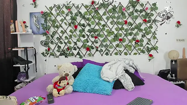 Snapshot of 1lovelygirls chatting on 12-27-24, 12:12 1lovelygirls online show from 12-27-24, 12:12