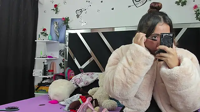 Snapshot of 1lovelygirls chatting on 01-22-25, 12:17 1lovelygirls online show from 01-22-25, 12:17