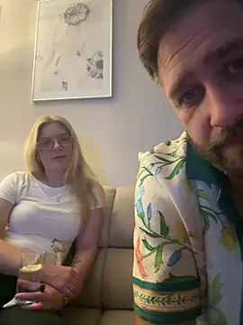 Snapshot of Curvyloveandhim chatting on 07-20-26, 10:12 Curvyloveandhim online show from 07-20-26, 10:12