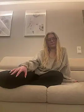 Snapshot of Curvyloveandhim chatting on 07-25-26, 11:24 Curvyloveandhim online show from 07-25-26, 11:24
